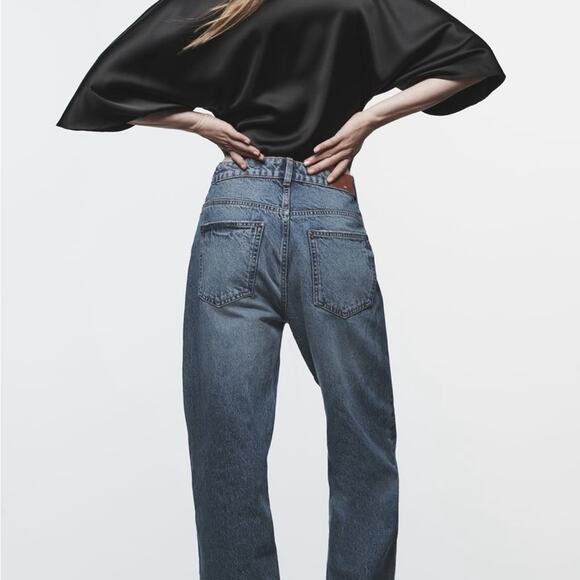 Zara Black KNOTTED CROPPED TOP
V-neck top with knot and short sleeve - Picture 5 of 10